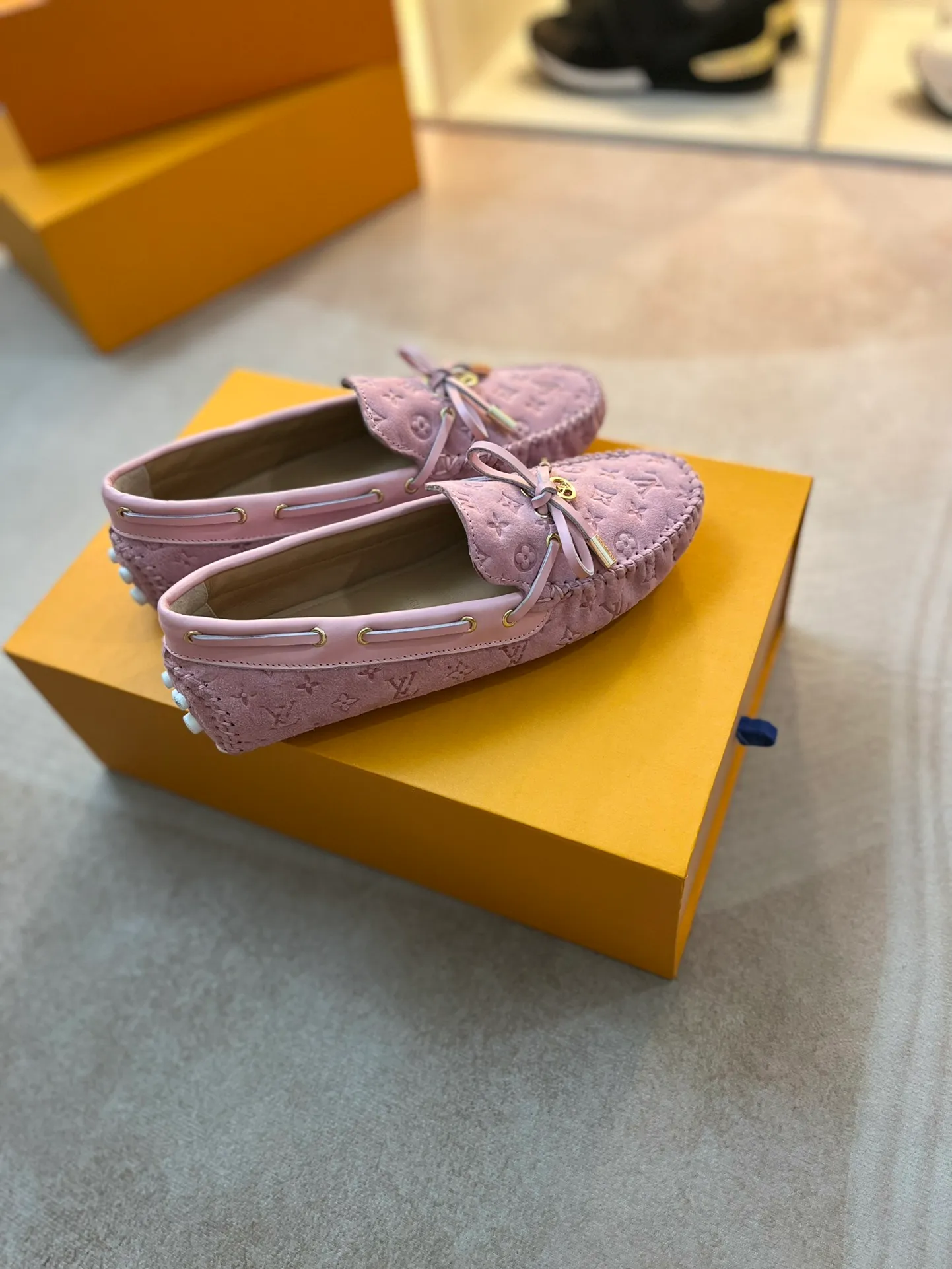 p460💰Couple model❤️🇫🇷 𝙇𝙤𝙪𝙞𝙨 𝙑𝙪𝙞𝙩𝙩𝙤𝙣 🇫🇷Louis Vuitton 2023 Classic𝓛𝓿 𝓣𝓻𝓪𝓲𝓷𝓮𝓻 Sports Series ➪➪➪¯ [Arizona Doudou Shoes Series] ▪️▪️▪️Arizona slip-on shoes are made of Monogram Eclipse canvas. Its hand-painted and dyed edges and hand-sewn uppers fully demonstrate Louis Vuitton's traditional shoemaking craftsmanship. This slip-on shoe is very lightweight. The integrated tongue and upper make it particularly comfortable and flexible. The soft outsole is equipped with rubber padding. Decorated with matching sash. Detailed features: ☑️Monogram Eclipse canvas ☑️Black Eclipse pattern ☑️Hand-painted shoe edges ☑️Hand-sewn uppers (each pair takes time to process) ☑️Integrated tongue and upper construction ☑️Outsole equipped with rubber lining ☑️size: 35_46